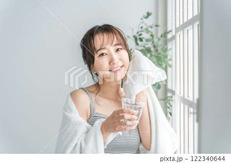 風呂上がり・トレーニング後に水を飲むアジア人女性（水分補給） 122340644