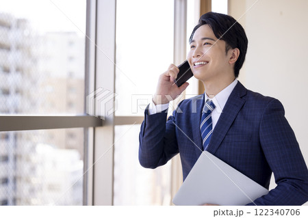 ビジネス　スマホで電話する若い男性 122340706