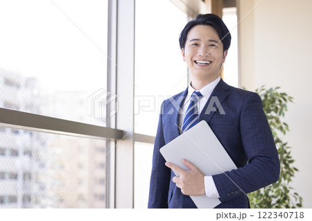 ビジネス スーツを着ている若い男性 ビジネス スーツを着ている若い男性 122340718