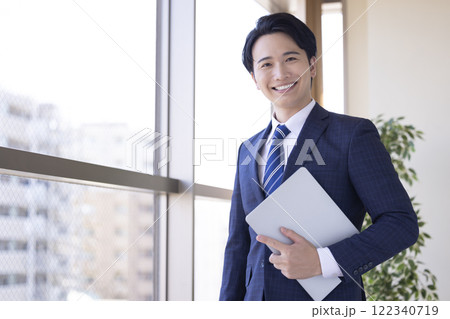 ビジネス　スーツを着ている若い男性 122340719