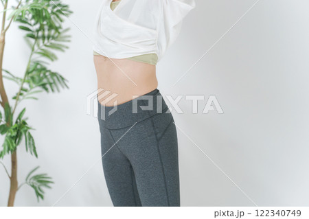 運動する女性のお腹 122340749