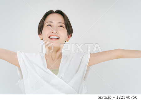 深呼吸する笑顔の女性 122340750