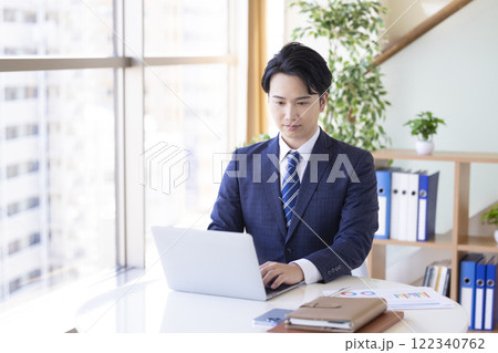 ビジネス　デスクワーク　仕事をする若い男性 122340762