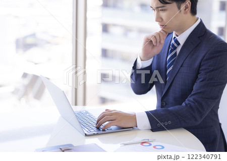 ビジネス　デスクワーク　考えている男性 122340791