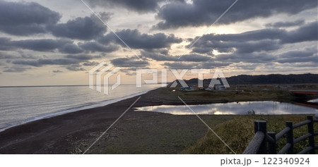 夕暮れの浜辺 夕暮れの浜辺 122340924