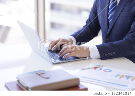 ビジネス　ノートパソコンを操作している男性の手元 122341014