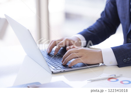 ビジネス　ノートパソコンを操作している男性の手元 122341018