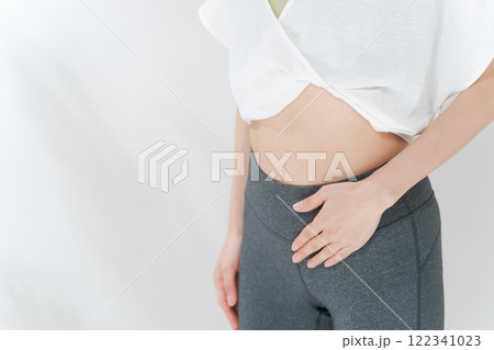 お腹を触る女性 122341023