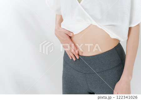 お腹を触る女性 122341026