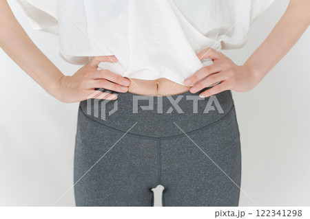 ヨガウェアを着る女性のお腹 ヨガウェアを着る女性のお腹 122341298