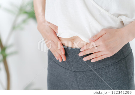 ヨガウェアを着る女性のお腹 122341299