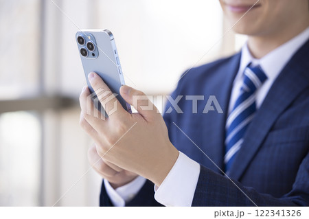 ビジネス スマホを見ている男性の手元 ビジネス スマホを見ている男性の手元 122341326