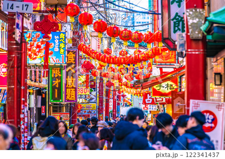日本の横浜都市景観1月。横浜中華街・市場通り。いつもと変わらない赤提灯や占い…などが出迎えてくれる 122341437