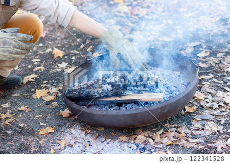 畑で作る焼き芋 灰 炭火 畑で作る焼き芋 灰 炭火 122341528