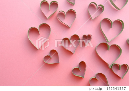 ペーパークラフトのハート、バレンタインデーの背景 122341537