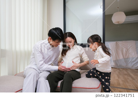 妊娠している妻のお腹にさわる夫と子供 122341751