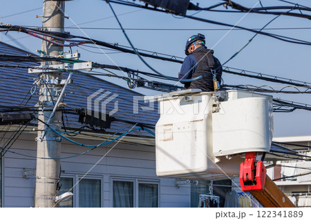 住宅街の電線を修理する作業員 122341889