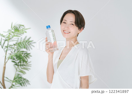 ペットボトルの水を持つトレーニングウェアの女性 ペットボトルの水を持つトレーニングウェアの女性 122341897