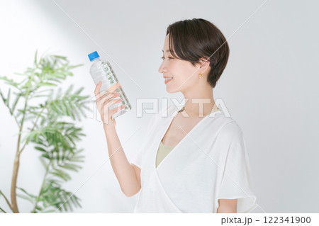ペットボトルの水を持つトレーニングウェアの女性 ペットボトルの水を持つトレーニングウェアの女性 122341900