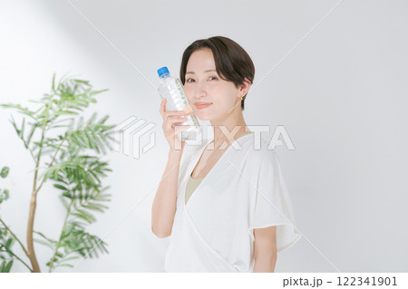 ペットボトルの水を持つトレーニングウェアの女性 ペットボトルの水を持つトレーニングウェアの女性 122341901