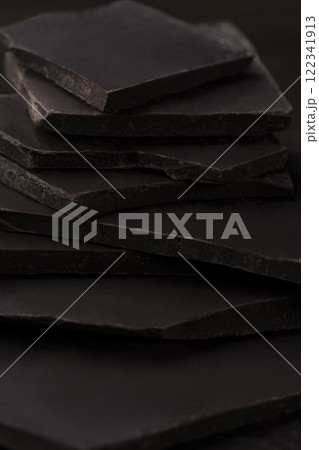 ダークチョコレートの割れた板チョコ 122341913