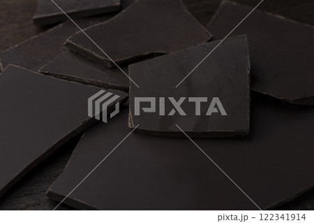 ダークチョコレートの割れた板チョコ 122341914