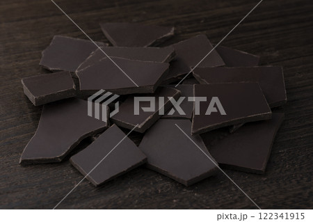 ダークチョコレートの割れた板チョコ ダークチョコレートの割れた板チョコ 122341915