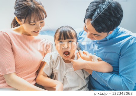 下の歯を見せる9歳児 122342068