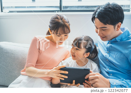 小学生とタブレット 122342077