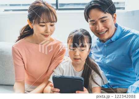 小学生とタブレット 122342088