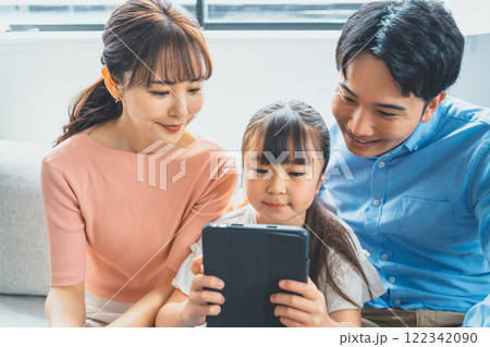 小学生とタブレット 小学生とタブレット 122342090