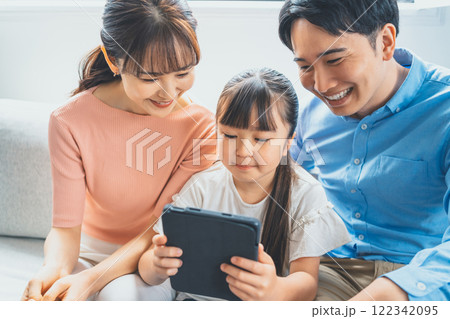 小学生とタブレット 122342095