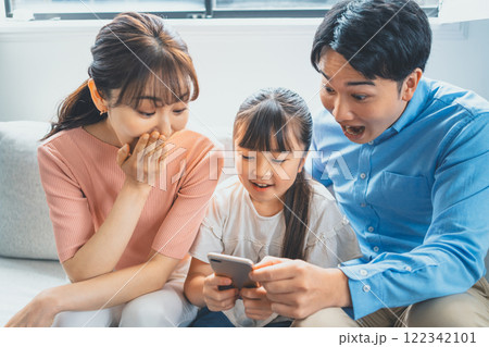 小学生とスマホ 122342101