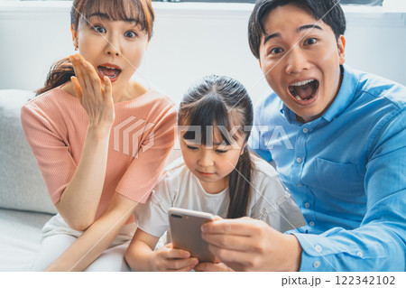 小学生とスマホ 122342102