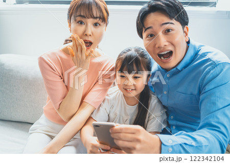 小学生とスマホ 122342104