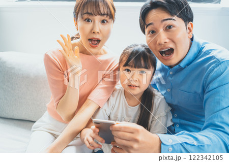 小学生とスマホ 122342105