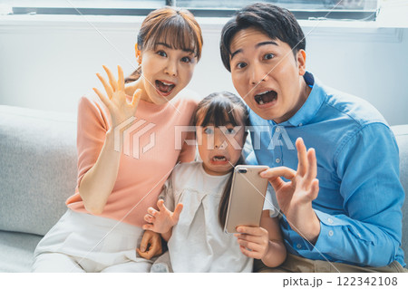 小学生とスマホトラブル 小学生とスマホトラブル 122342108