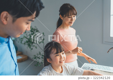 台所仕事のお手伝いをする9歳児 122342120
