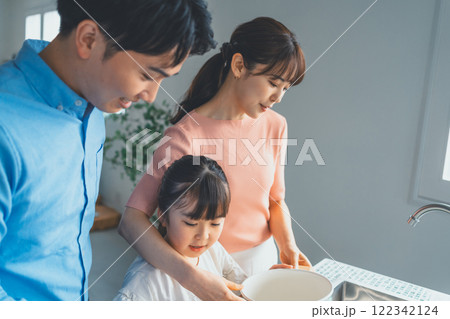 子どもの料理のお手伝い 122342124