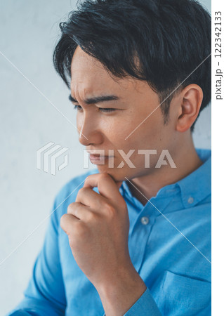怪しむ男性 怪しむ男性 122342133