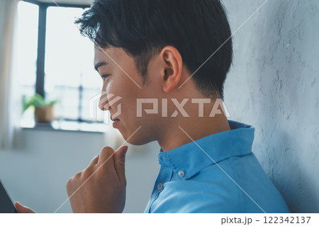スマホを見る男性 スマホを見る男性 122342137