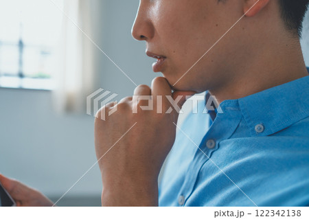 スマホを見る男性 スマホを見る男性 122342138