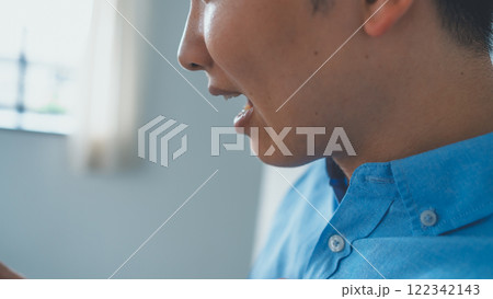 驚く男性 怒鳴る男性 驚く男性 怒鳴る男性 122342143