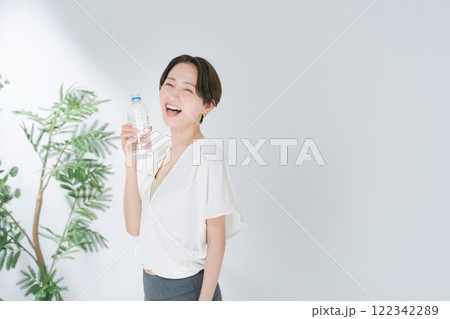 ペットボトルの水を持つトレーニングウェアの女性 ペットボトルの水を持つトレーニングウェアの女性 122342289