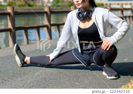 川沿いの歩道で脚のストレッチをするかっこいい女性 歩く ダイエット 散歩 運動 トリミングアップ 川沿いの歩道で脚のストレッチをするかっこいい女性 歩く ダイエット 散歩 運動 トリミングアップ 122342310