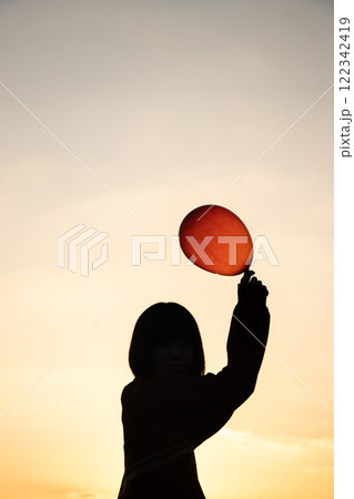 風船を持った女の子のシルエット 風船を持った女の子のシルエット 122342419