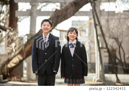 学生服を着た笑顔の男女　smiling student 122342431