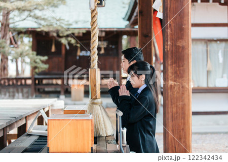 合格祈願をする学生　Students praying for success 122342434