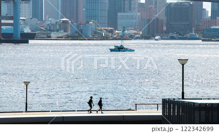 海辺を歩く夏の少年たち 海辺を歩く夏の少年たち 122342699