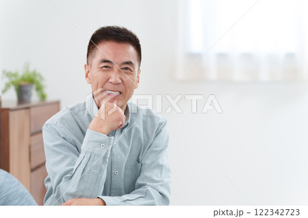 考える笑顔の高齢者男性 122342723